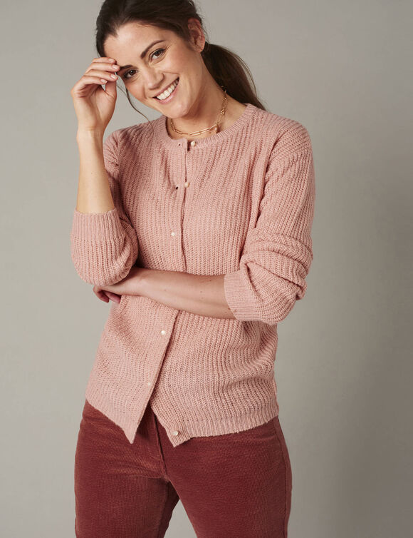 Cardigan boutons perles fantaisie, maille anglaise toucher doux (rose poudré) Cardigan boutons perles fantaisie, maille anglaise toucher doux (rose poudré)